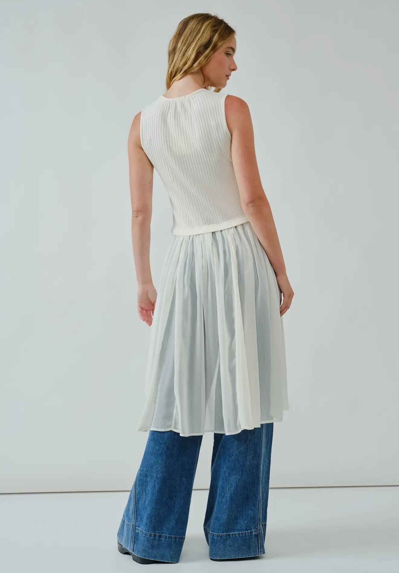 Knit Sleevless Button Down
Mixed Media