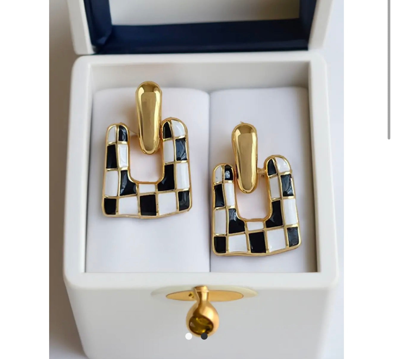 Checkered Pattern Square Shape Stud
Dangle Earrings