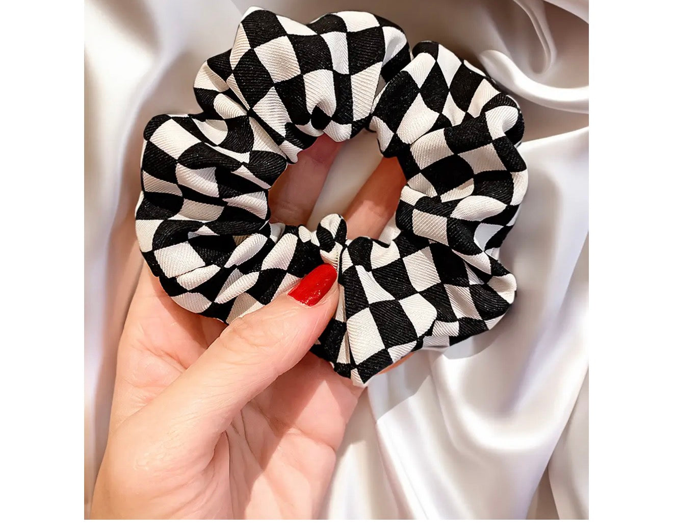 Checkerboard Pattern Cloth
Hair Scrunchie